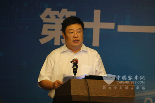 中国公路学会客车分会理事长张雪介绍嘉宾并主持会议