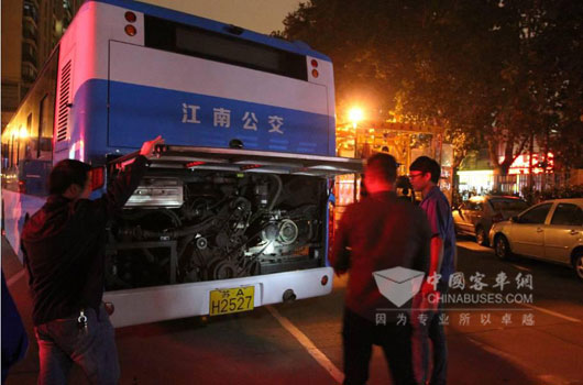 大金龙专项小组对上线车辆每晚一查二审验