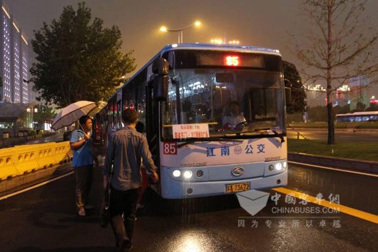 南京千辆大金龙保障青奥会期间交通运输