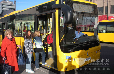 行驶在芬兰28路公交线路上的金旅XML6155公交车