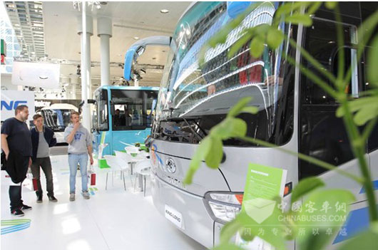参展者欣赏金龙客车