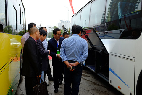 与会代表参观安凯新能源客车