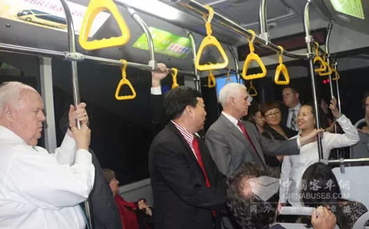 庞青年董事长陪同迈克州长体验“未来之星”