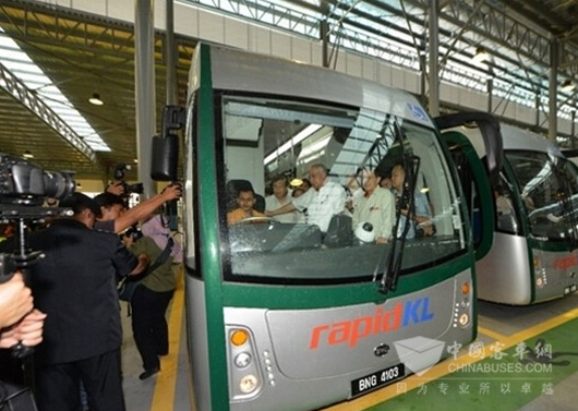 马来西亚总理纳吉布亲自上车体验比亚迪电动大巴