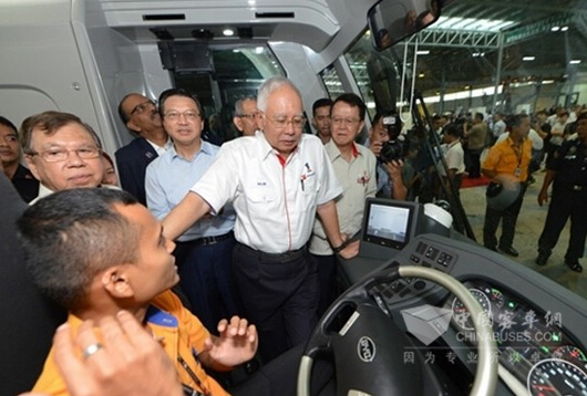 首位电动BRT公交司机向总理兴奋地介绍比亚迪电动大巴