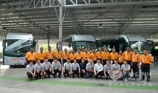 首批电动BRT公交大巴司机合影