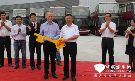 安凯客车总经理童永向客户交付新车钥匙