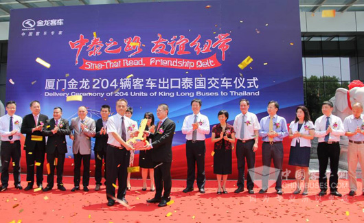 204辆XMQ6128大金龙豪华大巴交付泰国