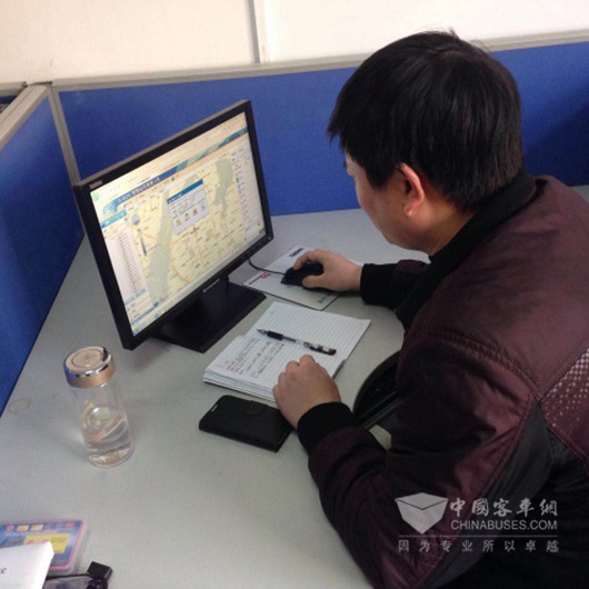 技术人员进行系统调试