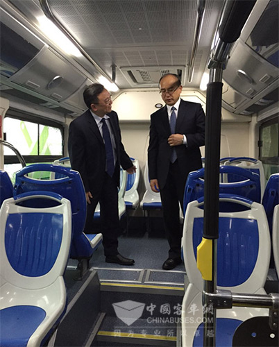深圳市市长许勤考察即将在墨西哥城运行的比亚迪纯电动大巴