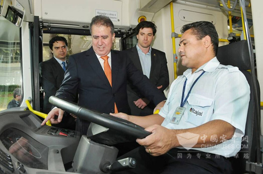 坎皮纳斯市市长Jonas Donizete试乘比亚迪纯电动大巴并向司机详细了解大巴运行情况