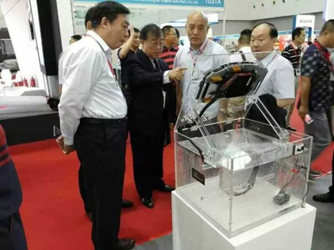 一些公交公司领导参赞欧科佳展台