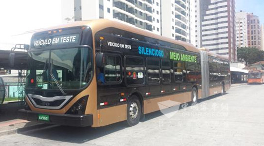 整装待发的比亚迪铰链式纯电动大巴