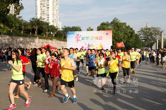 “聚梦想 迎青运”金旅乐活双城跑福州站在闽江边开跑