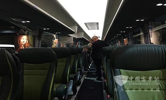 客户参观并体验车辆内饰