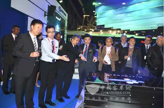 　与会嘉宾对金龙易驱系统沙盘给予了高度评价