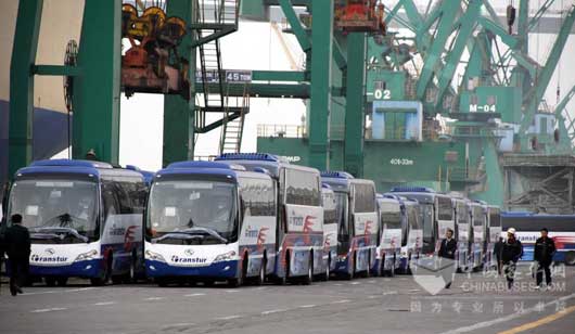 出口海外的大金龙车队整装待发