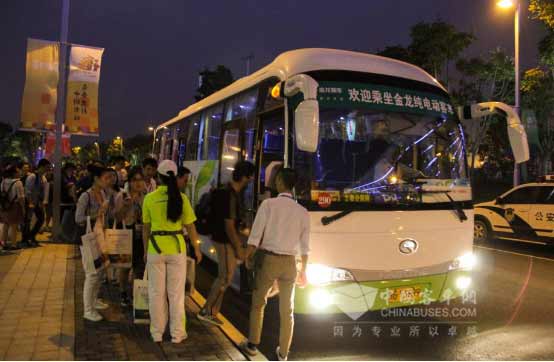 闭幕式后媒体记者乘车返回酒店