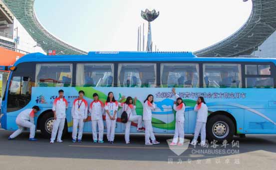 闭幕式后媒体记者乘车返回酒店