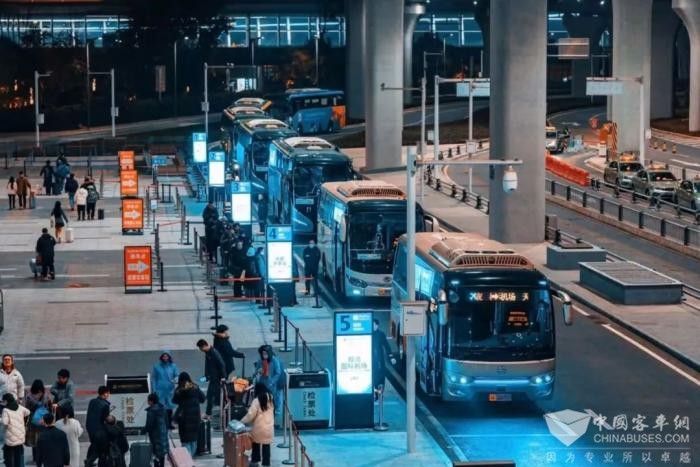 成都公交春节“不打烊” 市民游客出行首选的“城市移动风景线”