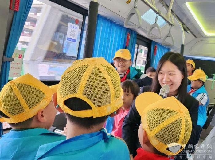 为红领巾打造“第二课堂” 郑州公交集团开展安全教育主题活动