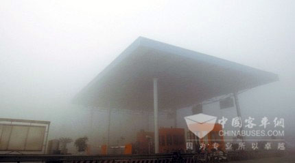 受大雾天气影响 四川省多条高速公路封闭