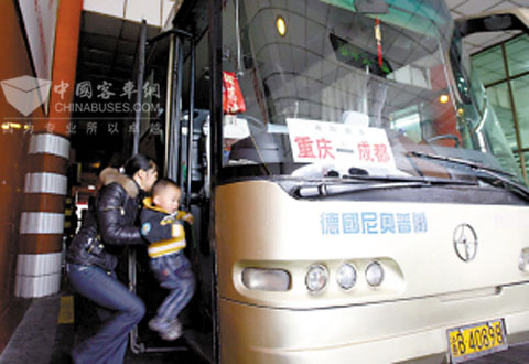 乘客在菜园坝长途汽车站成渝大巴发车处上车