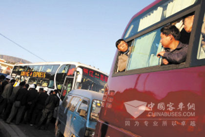 乘客在旅游客车上焦急地等待