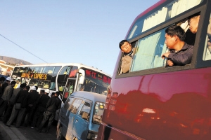 云南班车主堵下“抢”客旅游大巴