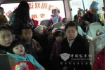 副驾挤5个 19座校车塞满40人！