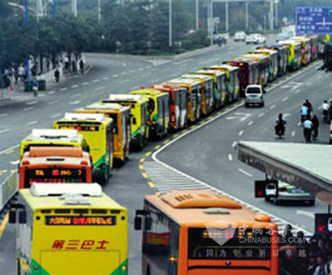 广州BRT公交“小火车现象”