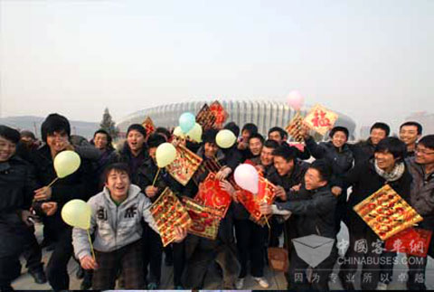 农民工朋友畅游全运会主场馆