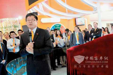 2011国际橡塑展上郑大庆在为巴斯夫员工开早会