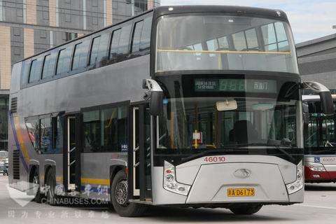 双层大客车气宇不凡