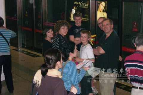 乘坐北京地铁的老外一家