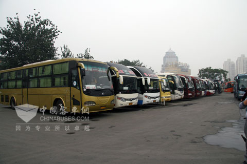 客运站内整装待发的车辆
