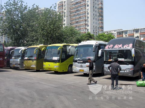 停泊在站场的车队