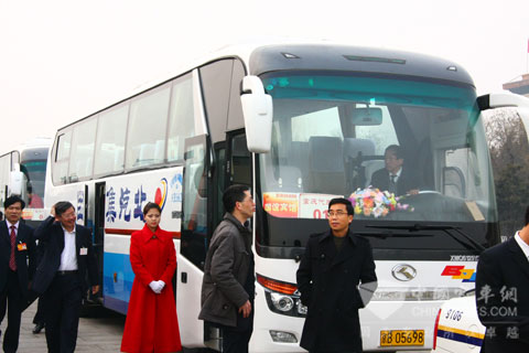 两会代表在北汽车队前交流