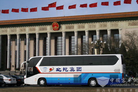 行驶在人民大会堂前的北汽车辆