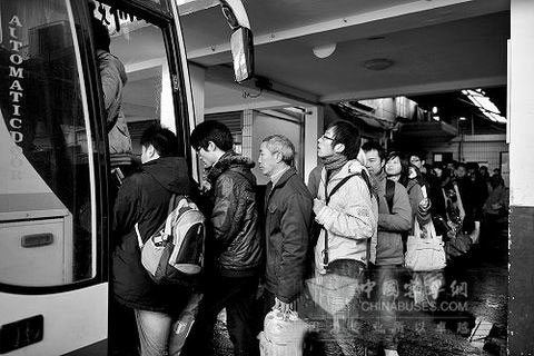 春运期间长途客运站里人们排队上车