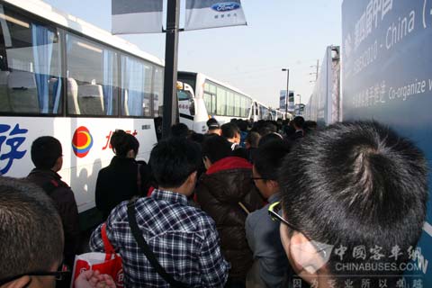 庞大的观车客流