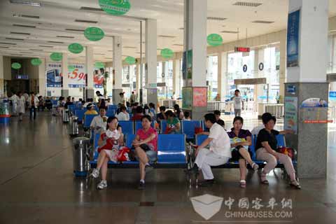 宽敞明亮的候车大厅