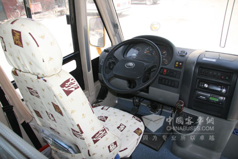 裕翔校车的驾驶室