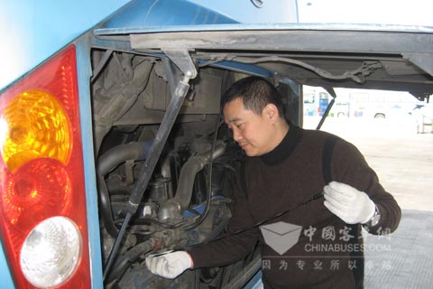 驾驶员检查车辆