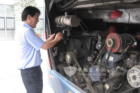 司机对车辆进行例行检查