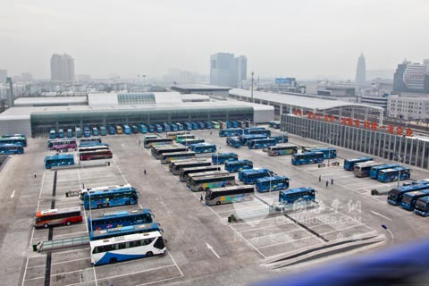 整装待发的客运车辆