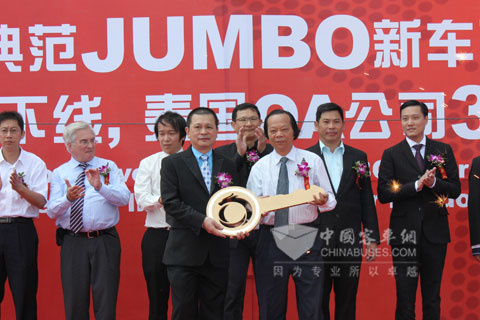 向泰国OA公司高层递交金钥匙