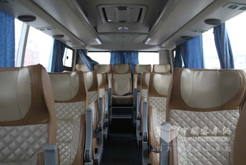   大金龙舒适精致的座椅内饰