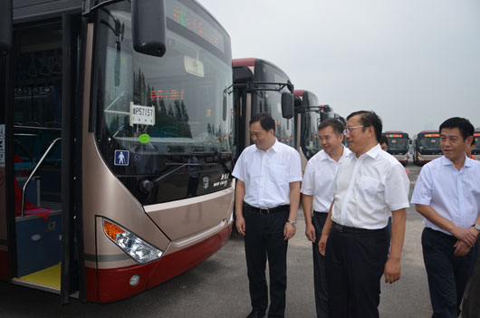 聊城公交董事长张保国陪同市领导查看新能源车