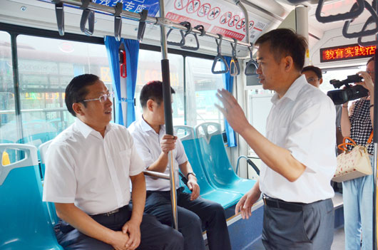 董事长张保国向市领导介绍公交发展情况